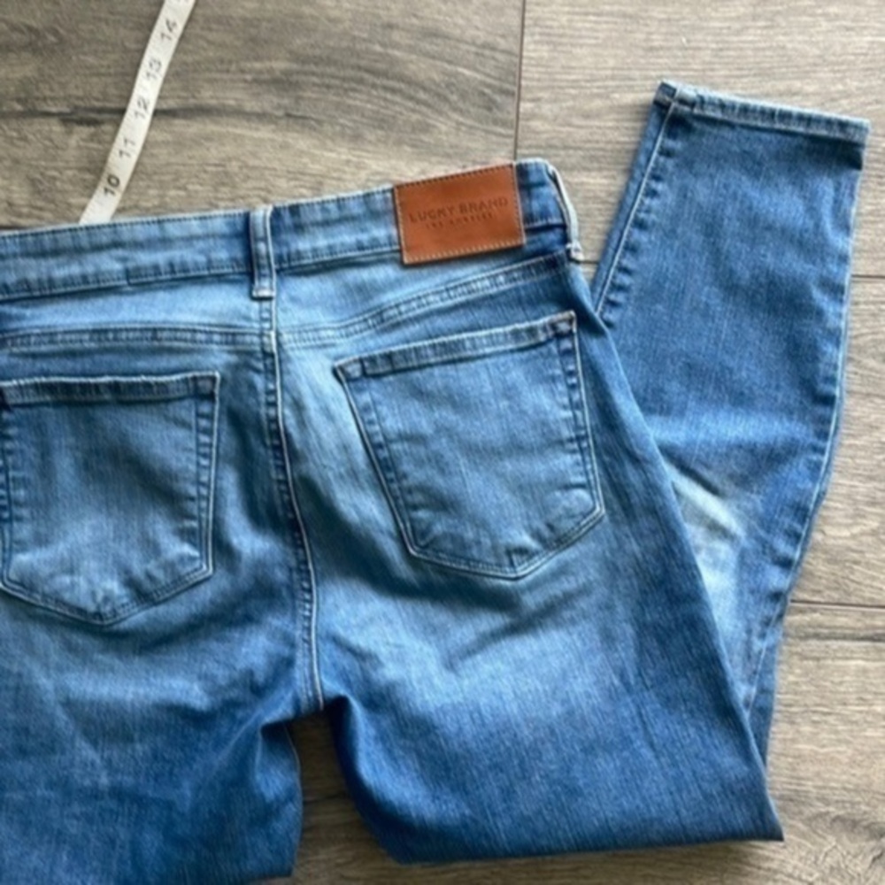 Lucky Brand jeans size 6 or 28 blue denim staight leg